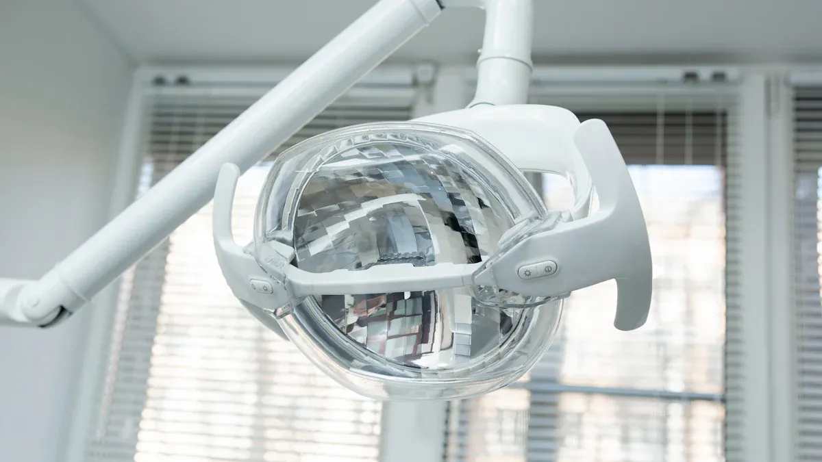 மருத்துவ விளக்கு உபகரணங்களை பராமரித்தல் மற்றும் சுத்தம் செய்வதற்கான அத்தியாவசிய குறிப்புகள்